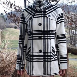 Women's Black and White Plaid Coat With Cool Adjustable Collar With Buttons